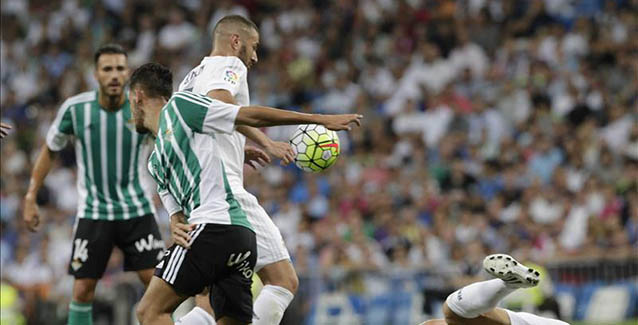Karim Benzena en el partido de la primera vuelta ante el Betis