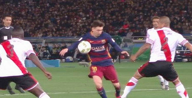 Messi marcó un gol ayudándose con la mano